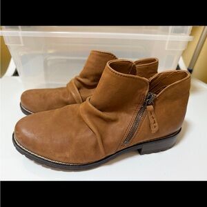Clarks Women's Tan Leather Ankle Booties